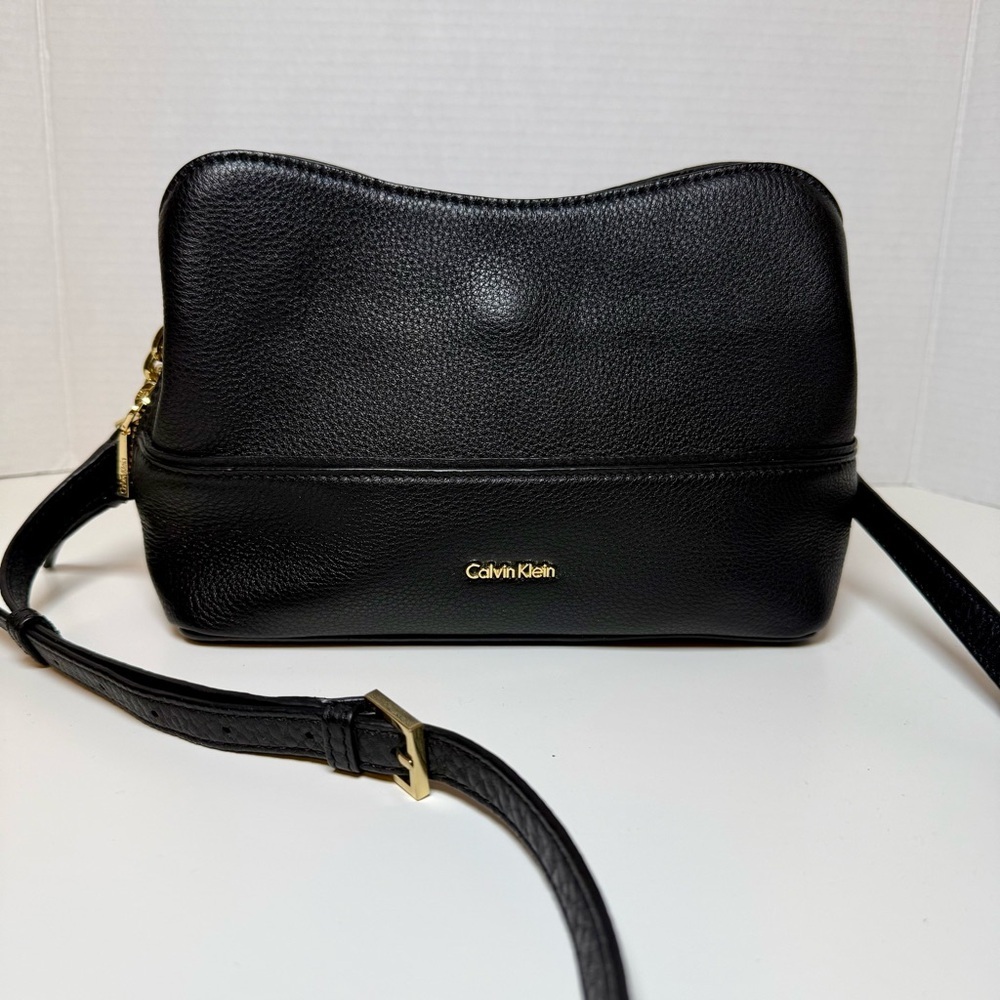 Calvin Klein Black Leather Crossbody Bag with Gold Hardware Feminine Classic